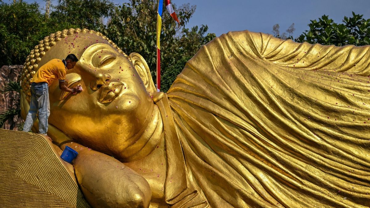 FOTO: Mengintip Patung Buddha Tidur di Mojokerto Dimandikan Jelang Waisak