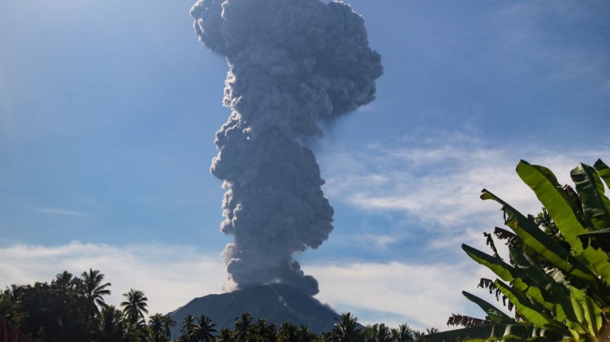 Gunung Ibu Muntahkan Abu Vulkanik, Warga Diimbau Jauhi Radius Empat Kilometer dan Pakai Masker Keluar Rumah