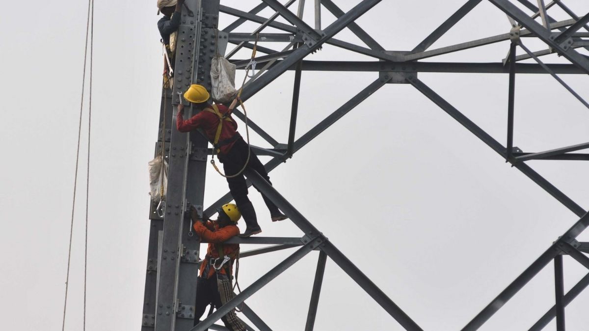 FOTO: Aksi Pekerja Proyek Menara Sutet Kanal Banjir Timur yang Menantang Maut