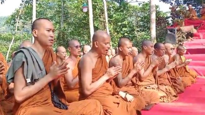 Momen Bhikkhu Thudong Bertemu Cucu Jenderal Gatot Subroto Saat Tiba di Semarang