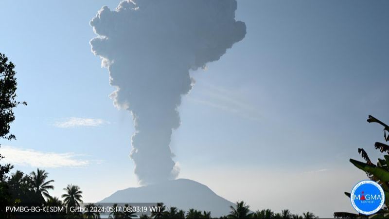 Gunung Ibu Masih Erupsi, Abu Vulkanik Terlempar 4 Km