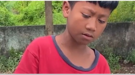 Anak 10 Tahun Sebatang Kara Ini Jalan Kaki 5 Km Jualan Kue Pancong Keliling, Hanya Dapat Upah Rp 15 Ribu Sehari