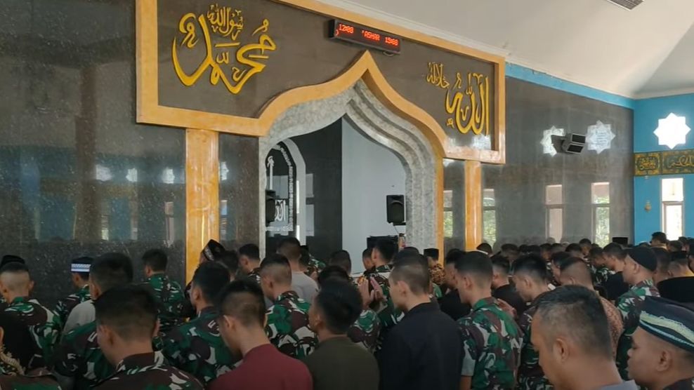 Tingkatkan Ukhuwah Islamiyah dengan TNI, Satbrimob Polda Jabar Jumling di Masjid Washilatul Hikmah Yonif 330