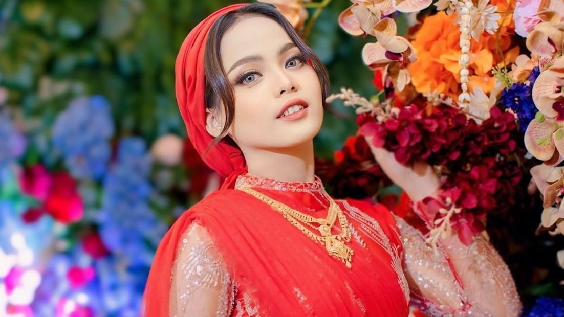 Bak Toko Emas Berjalan, 10 Potret Putri Isnari Usai Dinikahi ...