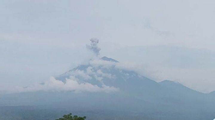 Gunung Semeru Erupsi Lima Kali Sejak Jumat Pagi