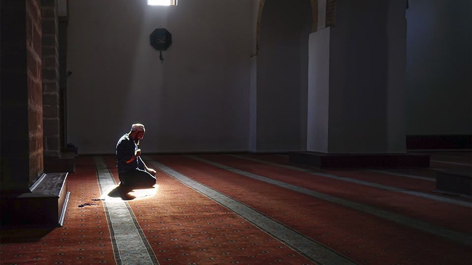 Cerita Cowok yang Mau Tinggalin Salat Karena Tak Ada Sarung & Pakai Celana Pendek, 'Jangan Dahului Takdir Allah ya Kawan'