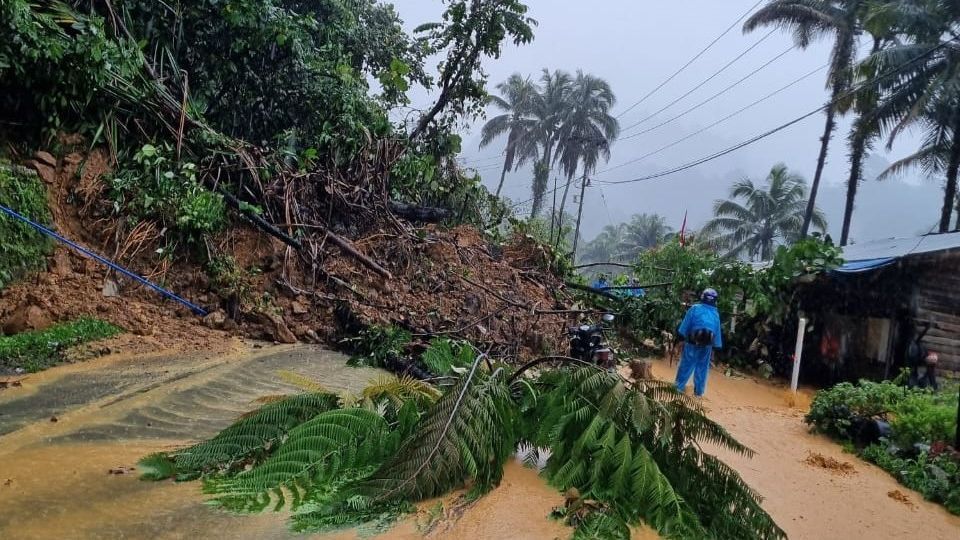 Sempat Tertimbun Longsor, Jalur Alternatif Padang-Bukittingi Via Sitinjau Lauik Kembali Bisa Dilewati