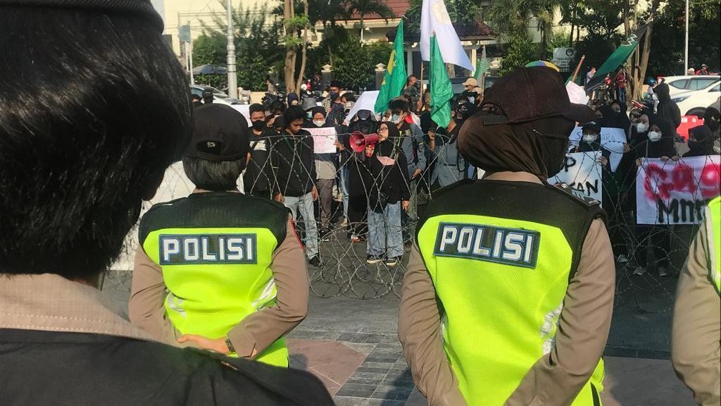 Ratusan Mahasiswa Mendadak Geruduk Gedung DPR, Sempat Ricuh dengan Petugas Keamanan