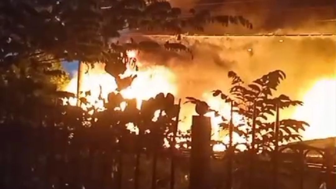 Rumah Warga Dekat Bantaran Rel di Solo Terbakar, 9 Perjalanan KA Terlambat