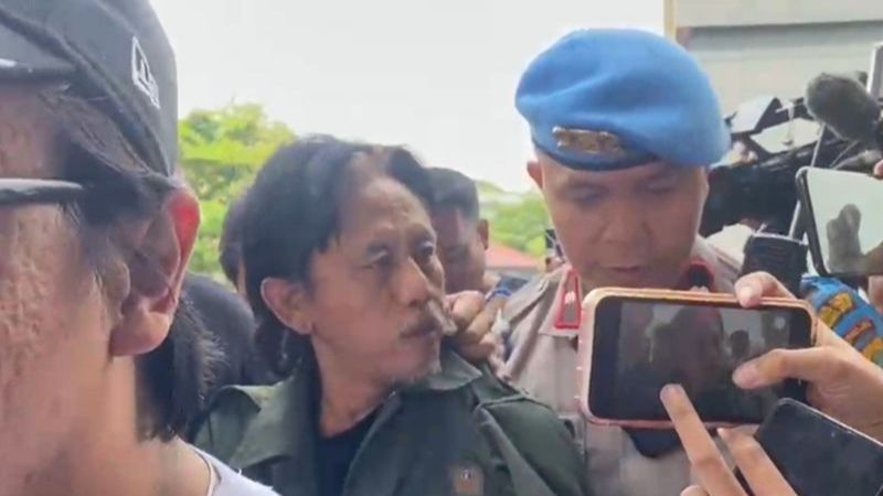 'Kang Mus' Epy Kusnandar Isap Ganja di Atas Pohon Jam 4 Pagi