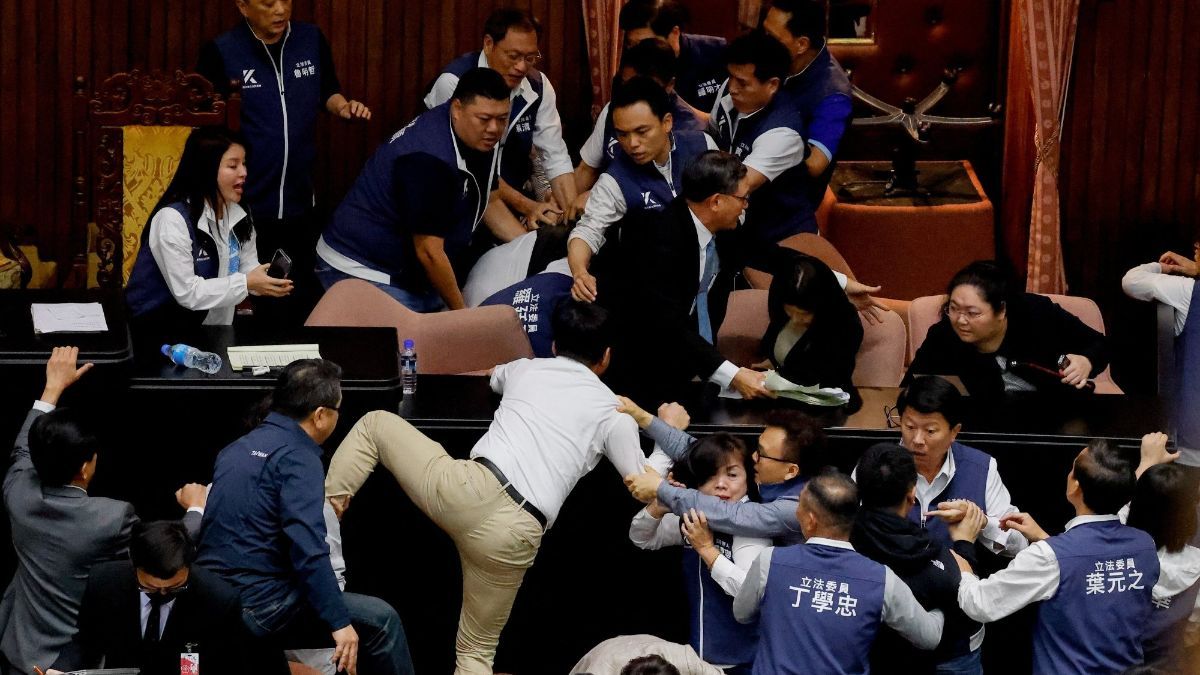 FOTO: Potret Kericuhan di Rapat Parlemen Taiwan, Anggota Dewan Adu Jotos hingga Panjat Meja