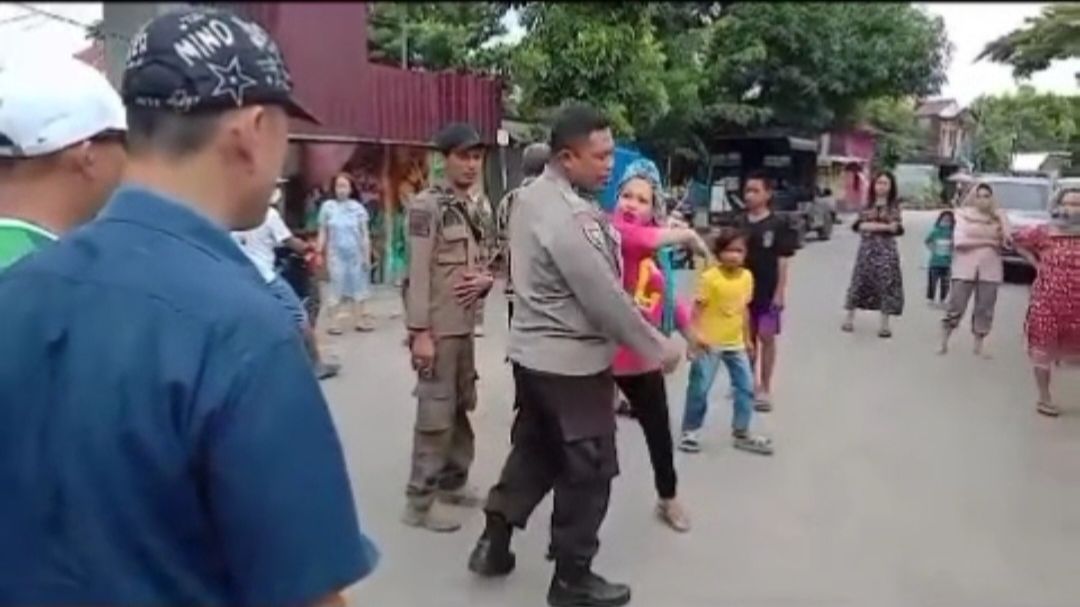 Viral Emak-Emak di Makassar Mengamuk dan Tampar Polisi, Ternyata Ini Pemicunya