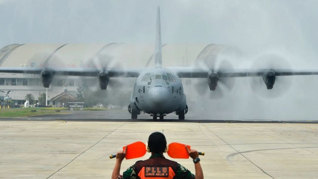 VIDEO: Disambut Jenderal TNI, Momen Hercules Terakhir Gagah Lewati Water Salute