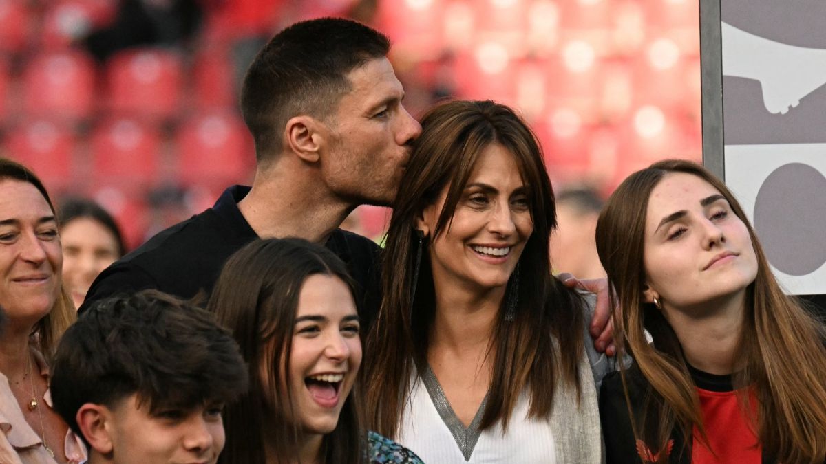 FOTO: Kemesraan Xabi Alonso dan Istri Rayakan Bayer Leverkusen Juara Bundesliga Tanpa Kekalahan