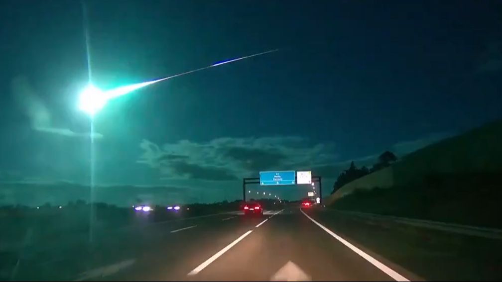 VIDEO Cahaya Terang Meteor Hiasi Langit Malam Portugal, Warga Takjub dan Khawatir