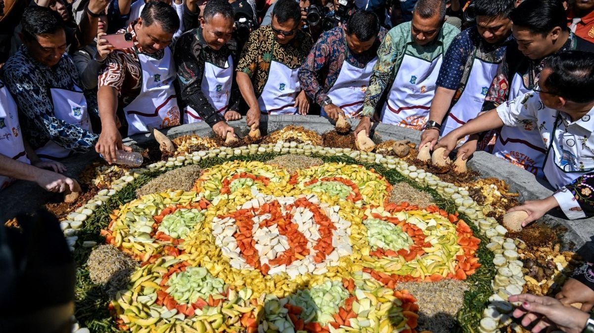 FOTO: Meriahnya Festival Rujak Uleg ke-20 di Surabaya, Cobek Raksasanya Bikin Salfok