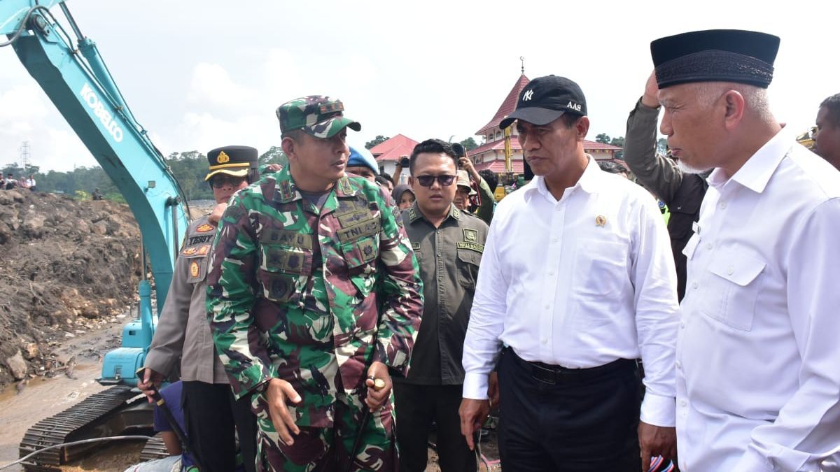 Mentan Terjung Langsung Bantu Korban Banjir dan Longsor di Kabupaten Agam