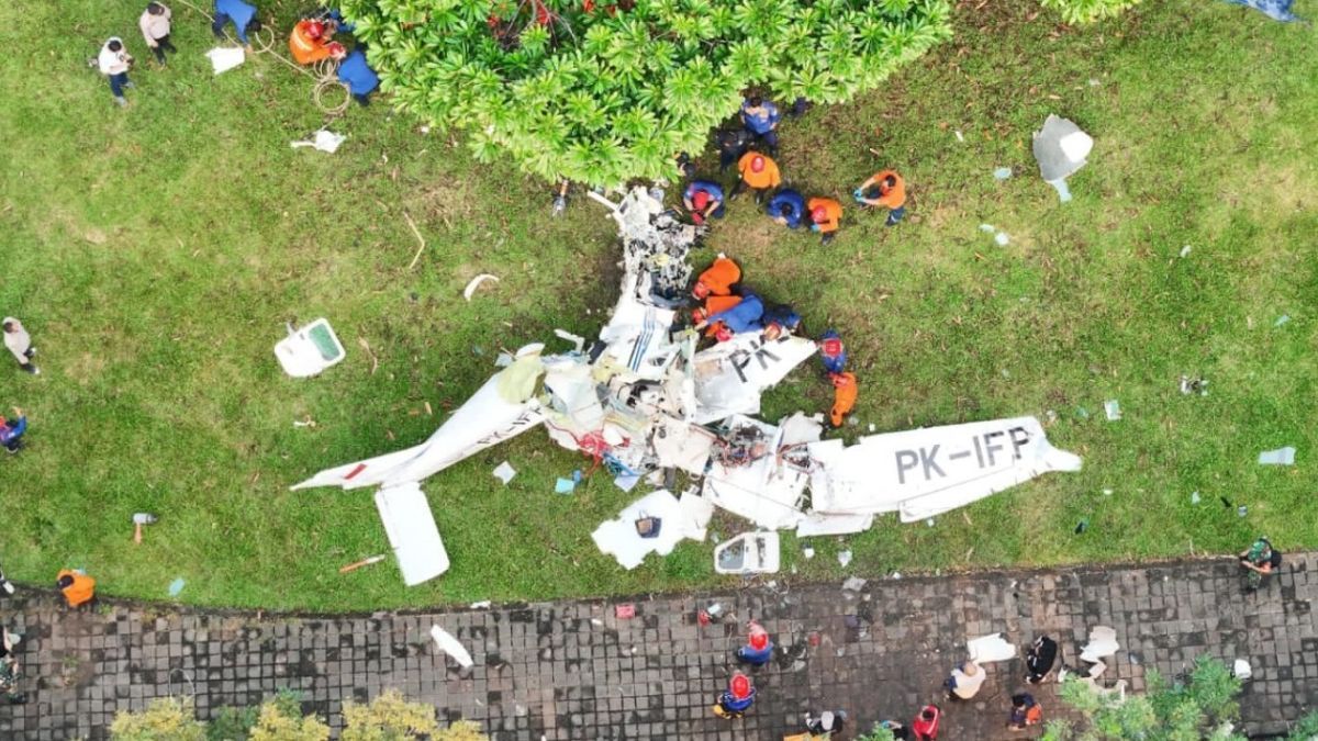 FOTO: Penampakan Puing-Puing Pesawat Latih yang Jatuh  di BSD Serpong Tangerang Selatan, Kondisinya Ringsek Berantakan