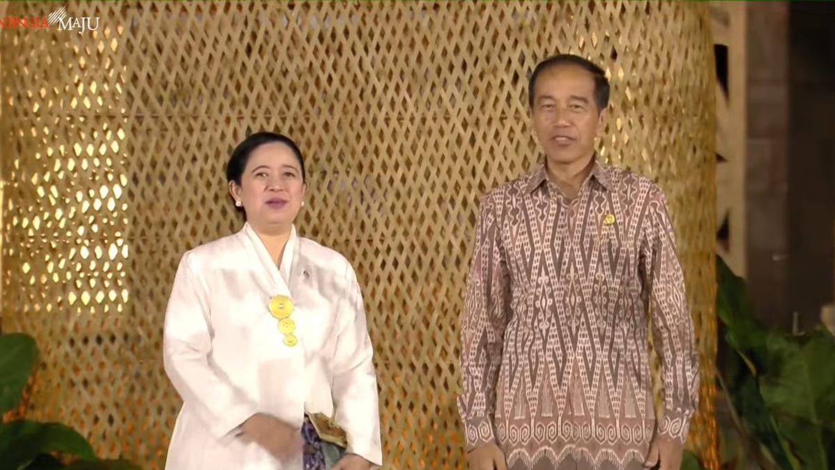 Senyum Jokowi dan Puan saat Jalan Beriringan di Gala Dinner WWF Bali