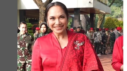 Pesona Uli Pandjaitan Istri Jenderal Maruli Berkebaya Merah di HUT Kopassus, Kainnya Ternyata Dibuat Khusus Oleh Sosok ini