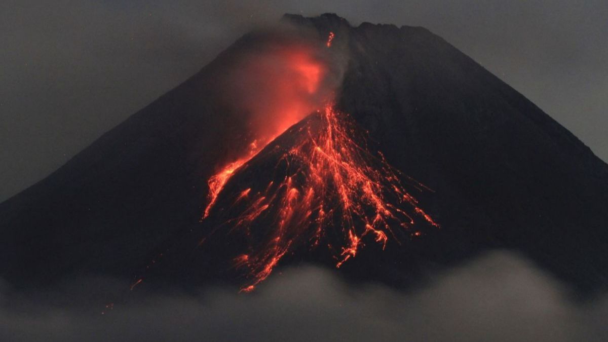 Gunung Merapi Muntahkan 15 Kali Guguran Lava Sejauh 1.800 Meter