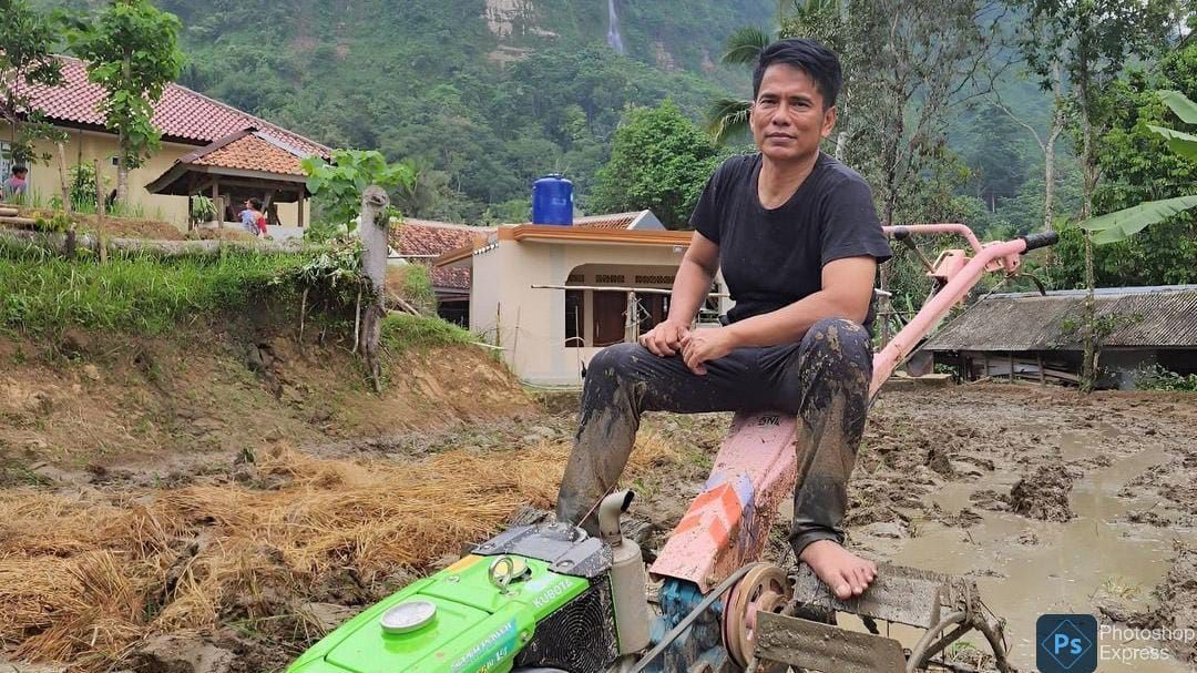 Pakaiannya Kotor Terkena Lumpur, Potret Ayah Lesti Kejora Pose di Atas Mesin Bajak Sawah 'Turun ke Sawah Lagi'