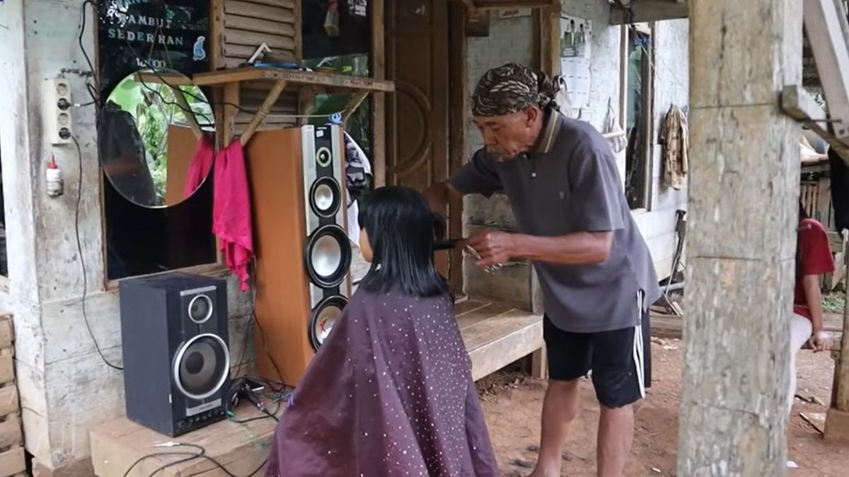 Mengunjungi Tukang Cukur di Kampung Terpencil Bandung Barat, Buka Praktik di Depan Rumah