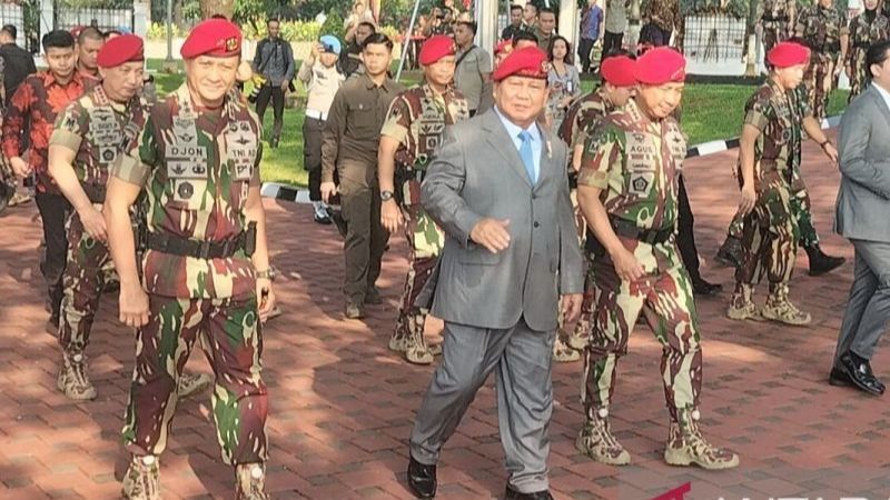 VIDEO: Reaksi Mengejutkan Prabowo saat Istri Eks Panglima TNI Salaman Mau Cium Tangan