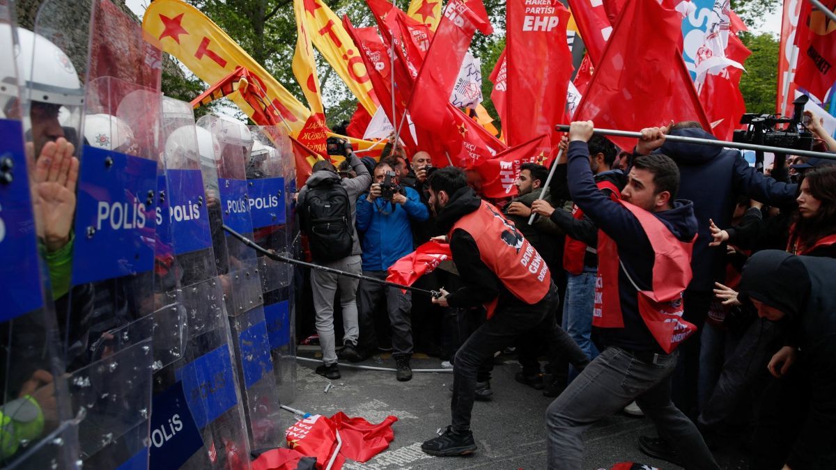 FOTO: Bentrok Buruh dan Polisi Warnai Aksi May Day di Berbagai Negara