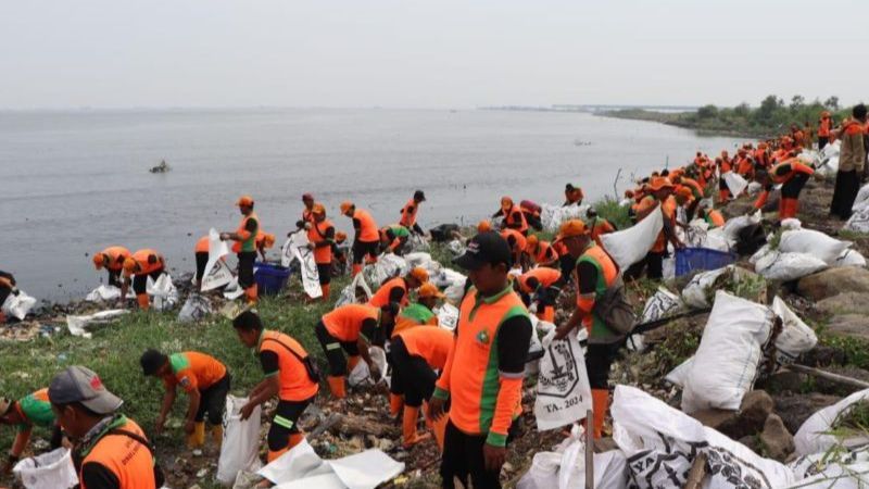 DLH Jakarta Angkut 83 Meter Kubik Sampah dari Pesisir Marunda Kepu