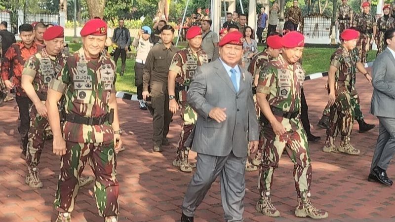 Prabowo Diserbu Warga Beri Pesan Hangat Ke Anak Anak di HUT Kopassus