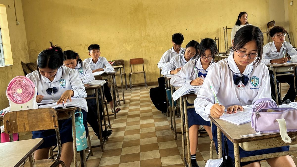 FOTO: Panas Ekstrem 43 Derajat 'Panggang' Kamboja, Murid-Murid ke Sekolah Bawa Kipas Angin