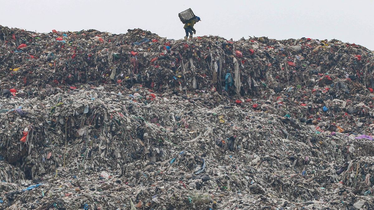 FOTO: Penampakan Terkini Gunung Sampah di TPST Bantar Gebang, Setinggi Gedung 16 Lantai