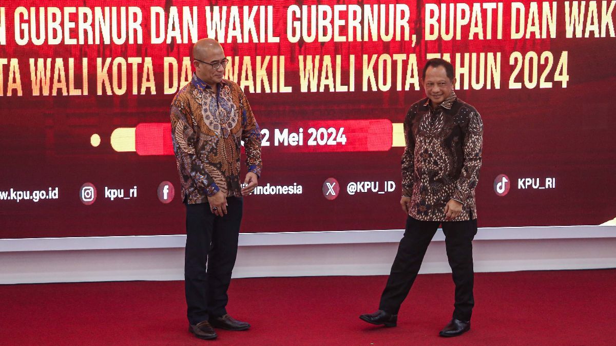 FOTO: Mendagri Tito Karnavian Serahkan Data Potensial Pemilih Pilkada 2024, Totalnya 207,1 Juta Jiwa