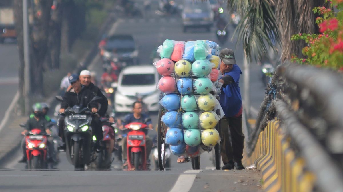 FOTO: Berbahaya, Pejalan Kaki Masih Nekat Lewati Flyover Buaran