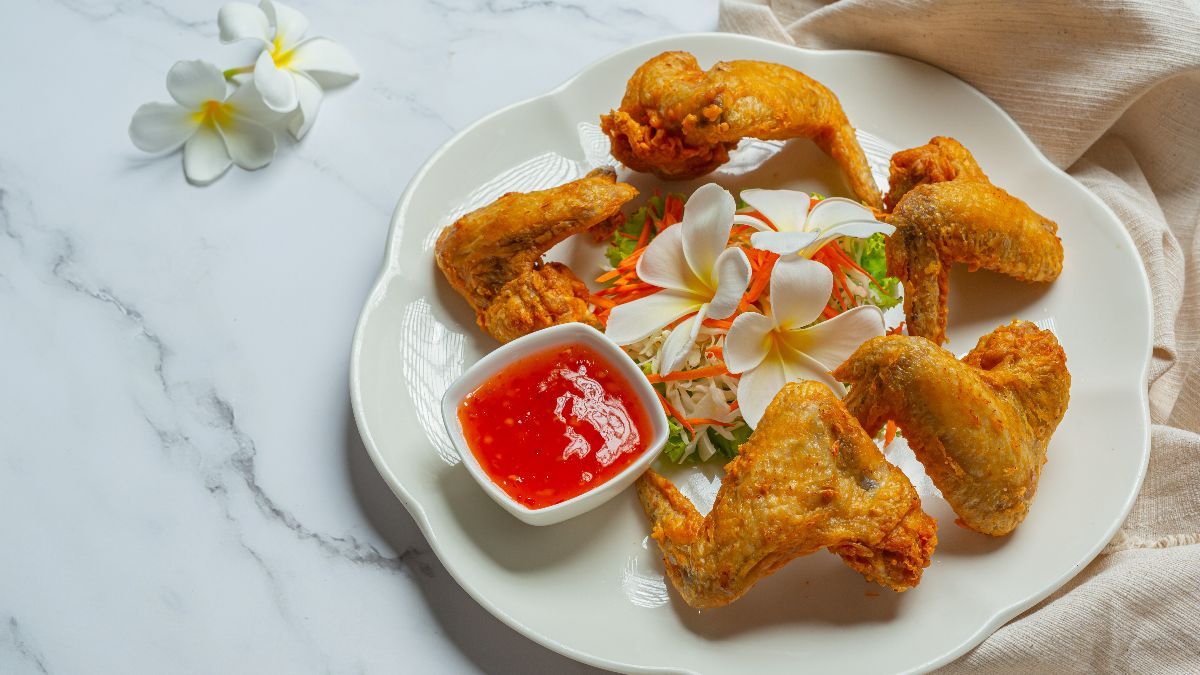 Bukan Diungkep, Ini Trik Goreng Ayam Biar Lekas Empuk Pakai 1 Bumbu Dapur