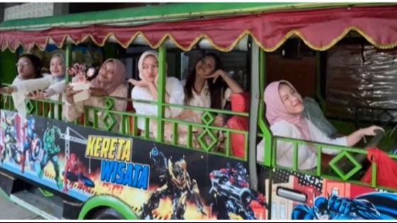 Sewa Odong-odong untuk Jemput Temannya yang Ulang Tahun, Momen Kejutan Ultah Ini Viral Curi Perhatian