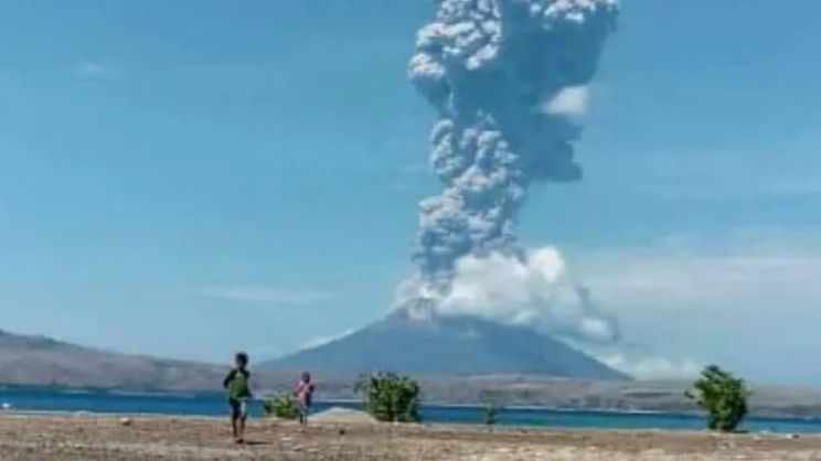 Gunung Semeru Kembali Erupsi, Lontarkan Abu Vulkanik Setinggi 800 Meter