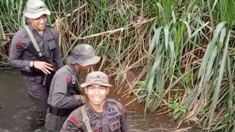 Sedang Pendidikan, Brimob Ini Tetap Bahagia Titip-titip Salam Buat Kekasih