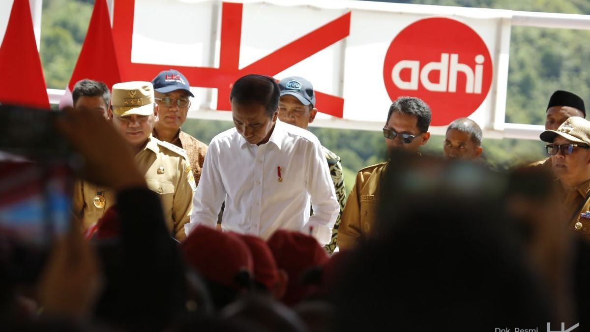 Jokowi Duduk Bersimpuh Depan Pedagang Saat Blusukan