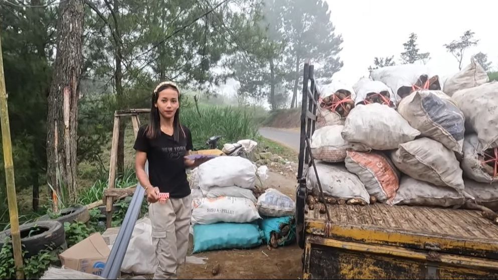 Cantik Berambut Panjang, Gadis Desa Ini Sukses Menjadi Tengkulak di Kampung Terpencil