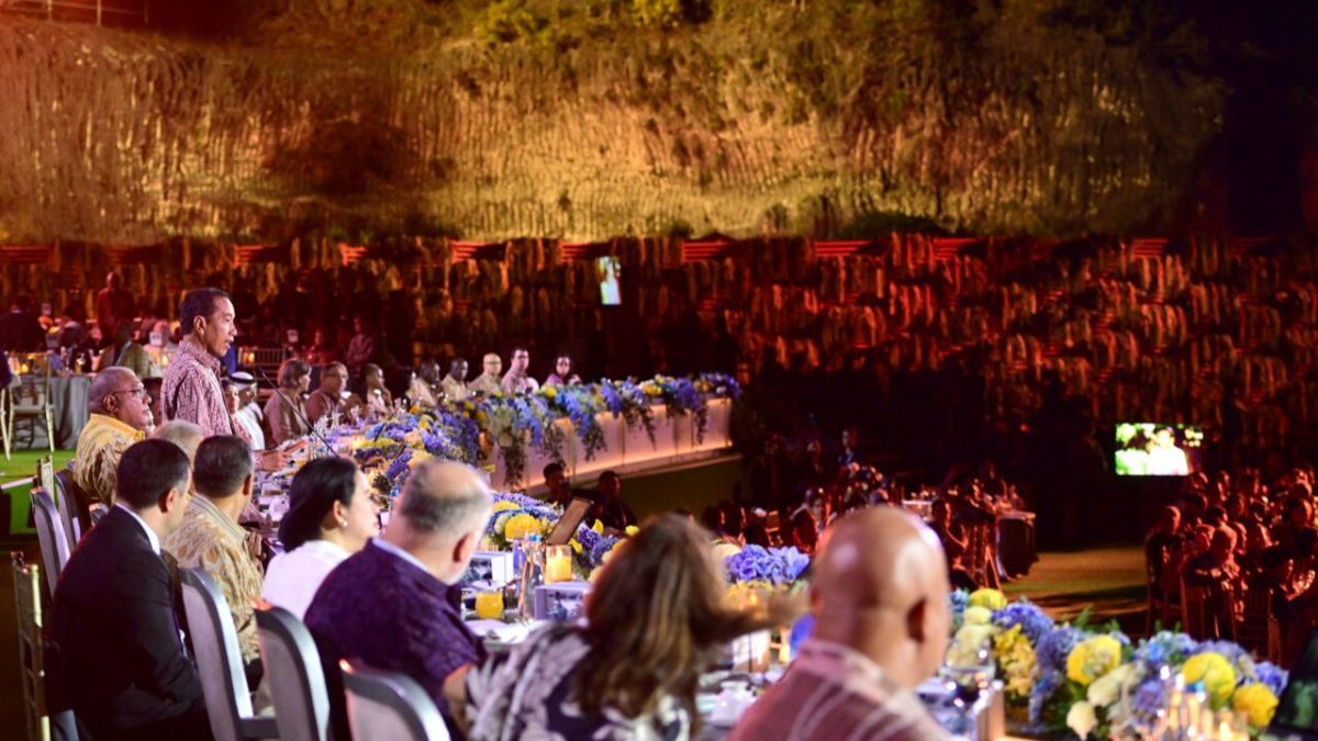 VIDEO: Kejutan Jokowi Hampiri Puan, Bercanda Kasih Gestur Joget Usai Gala Dinner WWF Bali