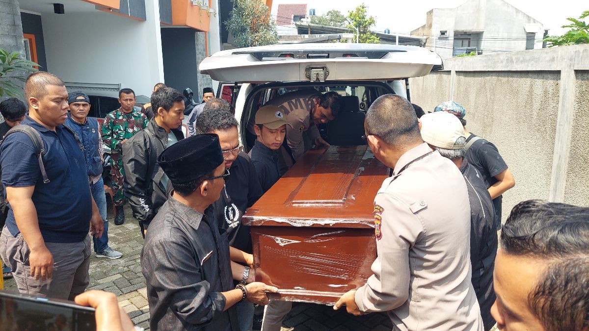 Isak Tangis Keluarga dan Kerabat Iringi Pemakaman Farid Ahmad, Mekanik Pesawat Latih Jatuh di BSD Tangsel