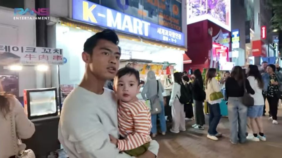 Potret Pratama Arhan Terus Gendong Rayyanza di Myeongdong Korea, Nagita Slavina 'Pengen Cepet Punya Anak'