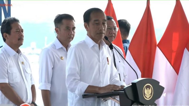 Jokowi dan Iriana Tinjau Lokasi Banjir Bandang di Sumbar untuk Serahkan Bantuan