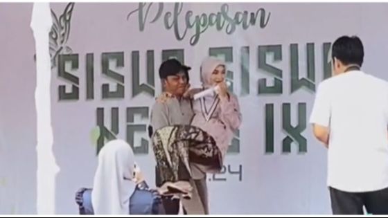 Viral Siswi SMP Digendong Ayah di Momen Kelulusan karena Patah Tulang Usai Kecelakaan, Bikin Haru