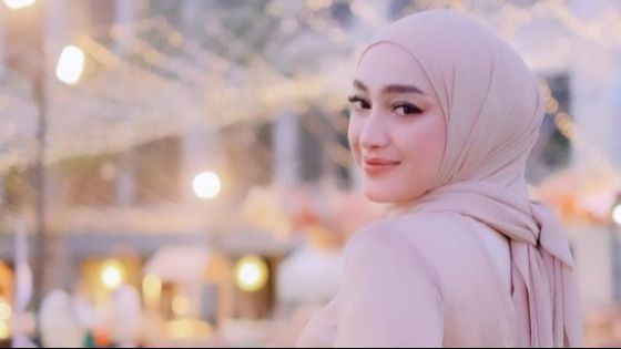 10 Potret Santyka Fauziah Pacar Sule di Resepsi Pernikahan Mahalini dan Rizky Febian di Bali, Tetap Tegar Meski Dikritik