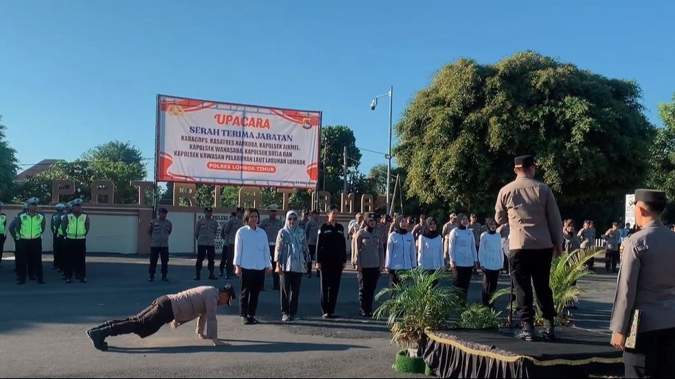 Di Hari Ulang Tahun, Wakapolres Lombok Timur Kena Prank di Suruh Push Up Saat Apel Pagi