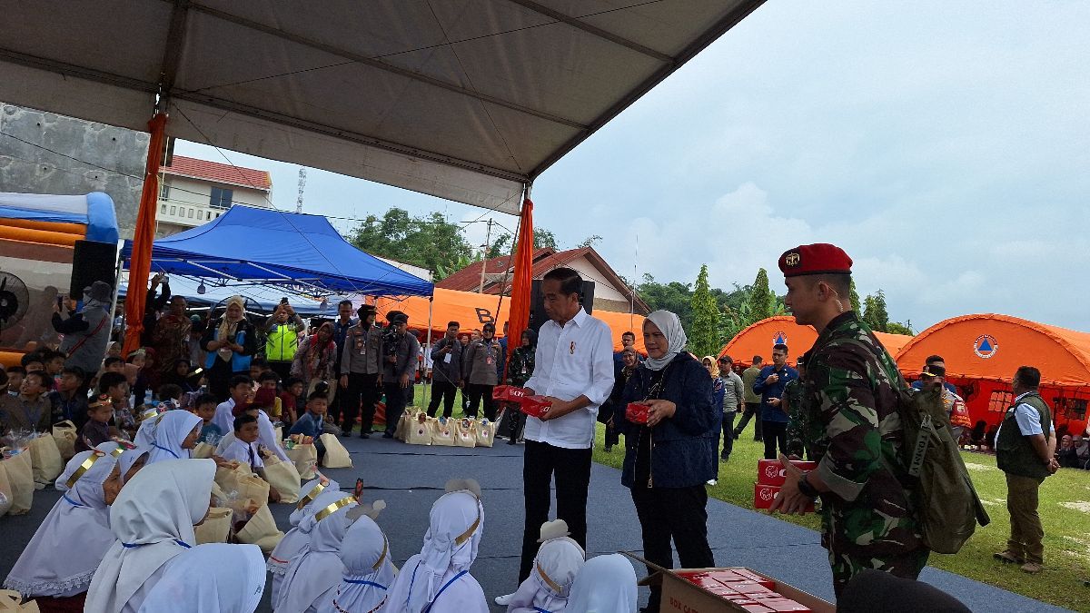 Tinjau Posko Pengungsi Banjir di Sumbar, Jokowi Bagikan Makan Siang hingga Bantuan