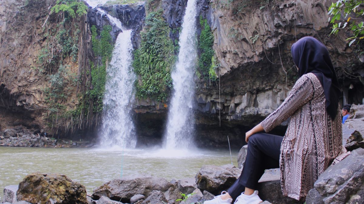 Pesona Curug Bengkawah, Air Terjun Kembar di Pemalang yang Punya Pelangi Abadi